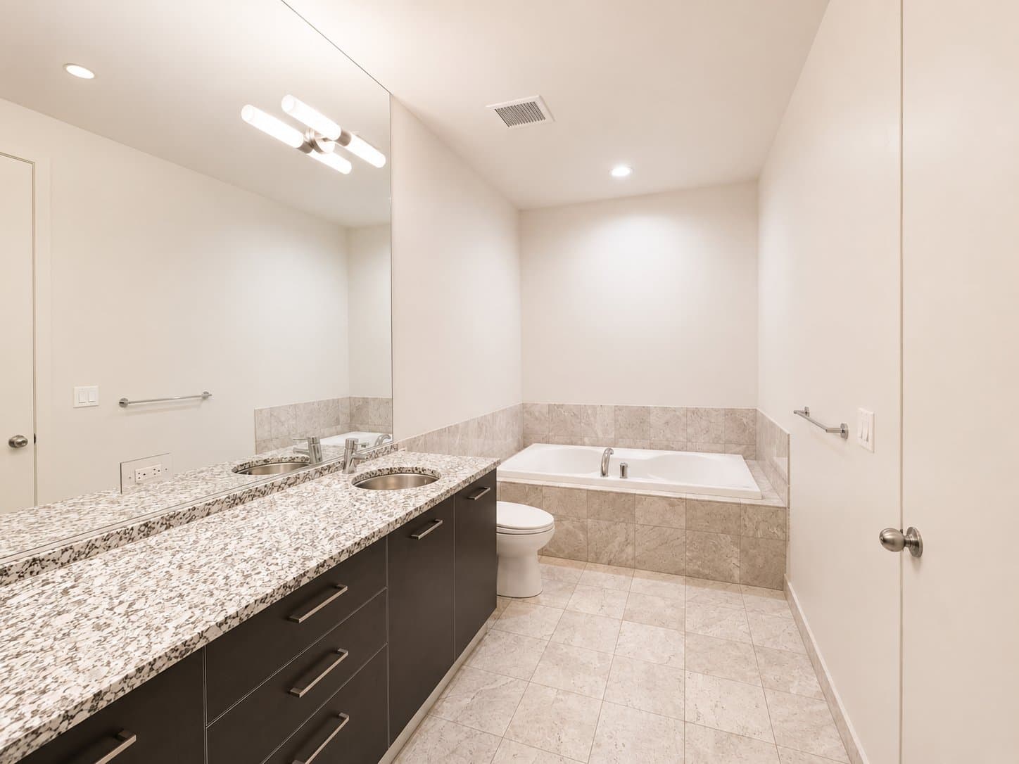Chicago Condo: 900 W Huron
