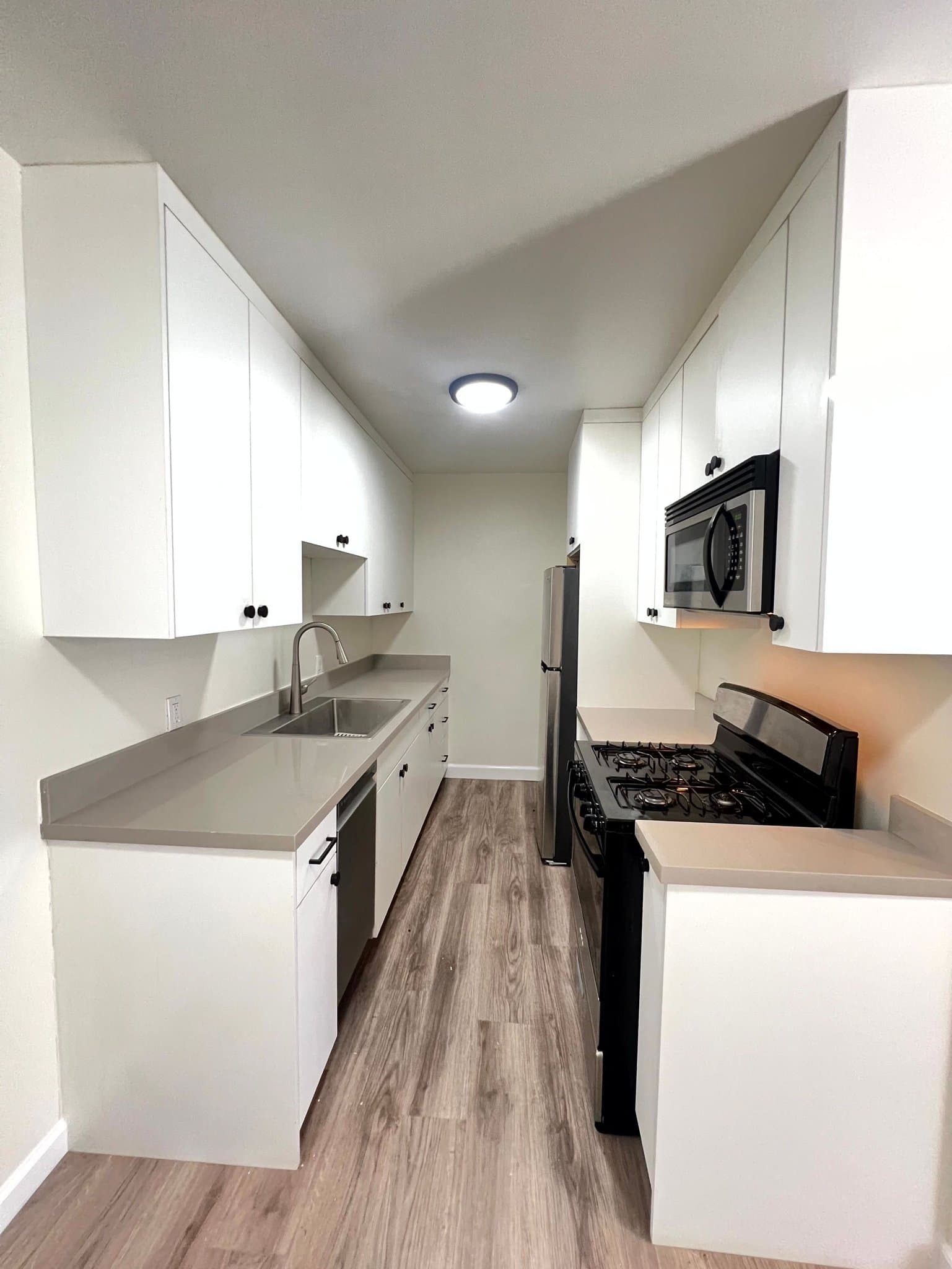 Santa Monica Apartment: 2408 Ocean Park