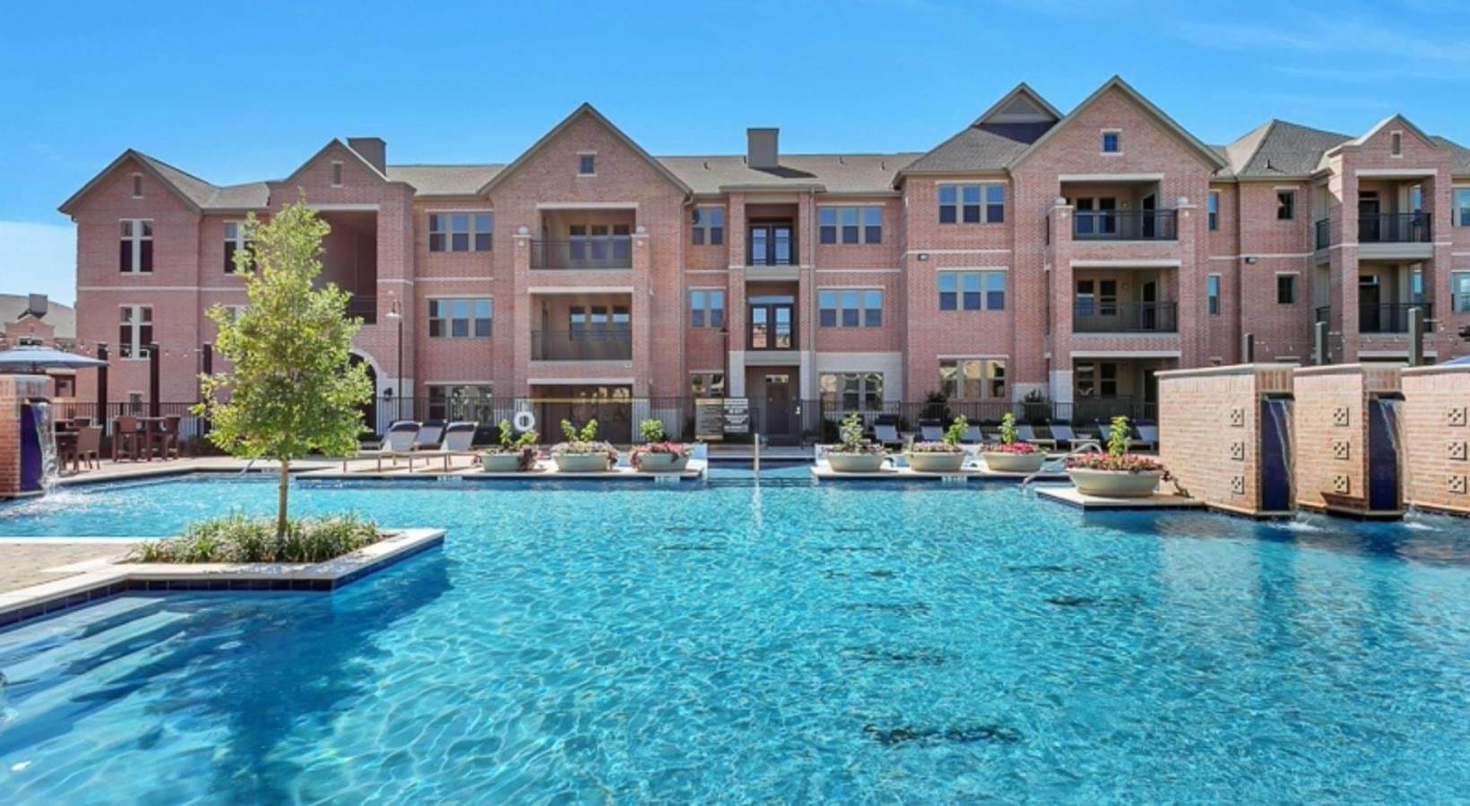 Dallas Apartment: 2400 Fort Worth Ave