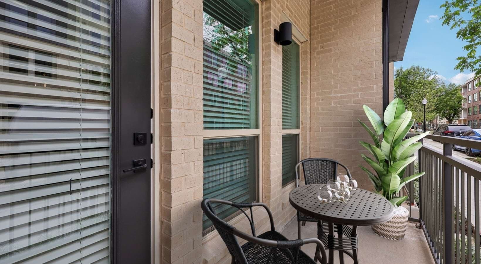 Dallas Apartment: 505 W 8th St