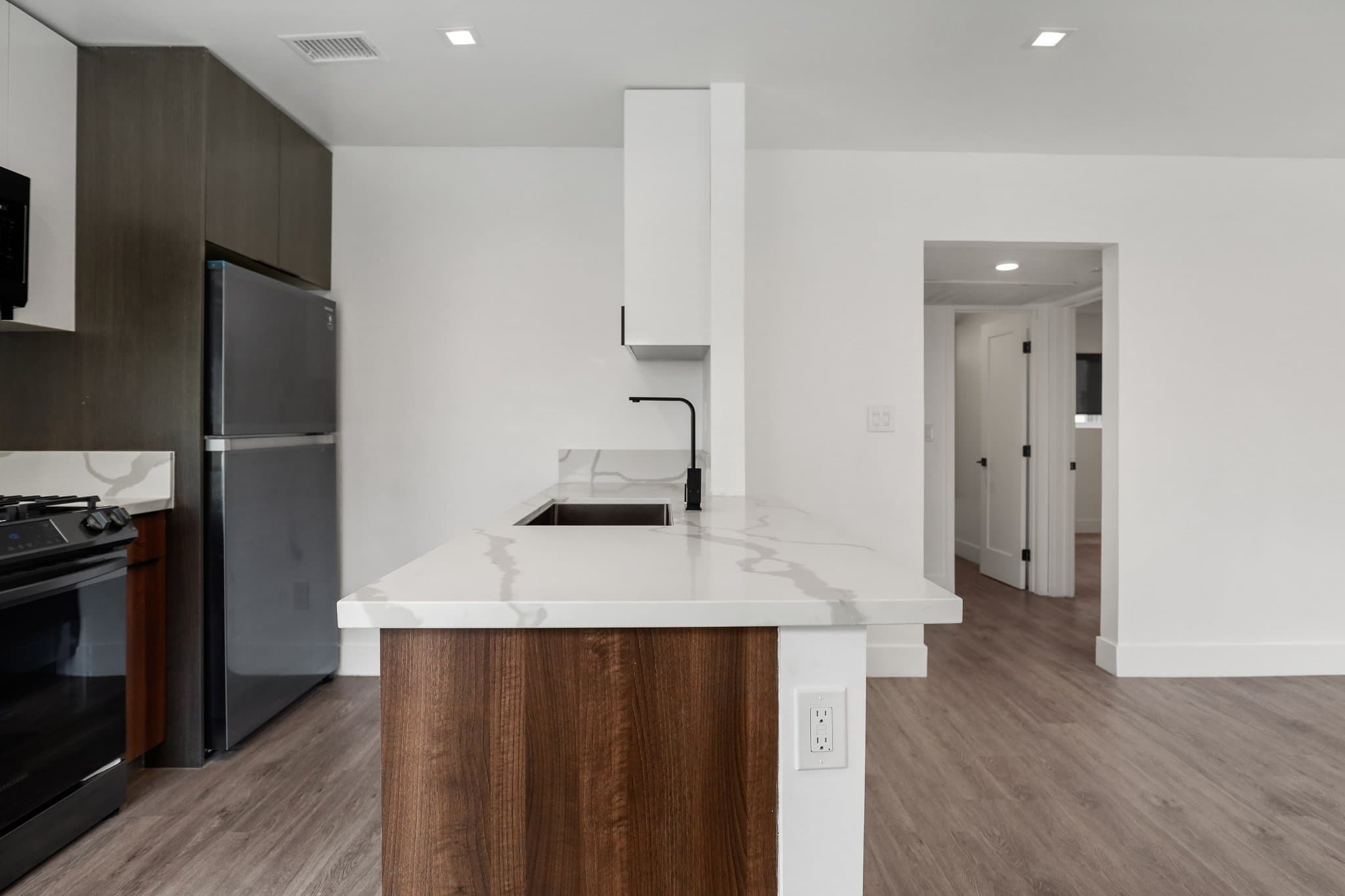 Los Angeles Apartment: 701 N Hill Place