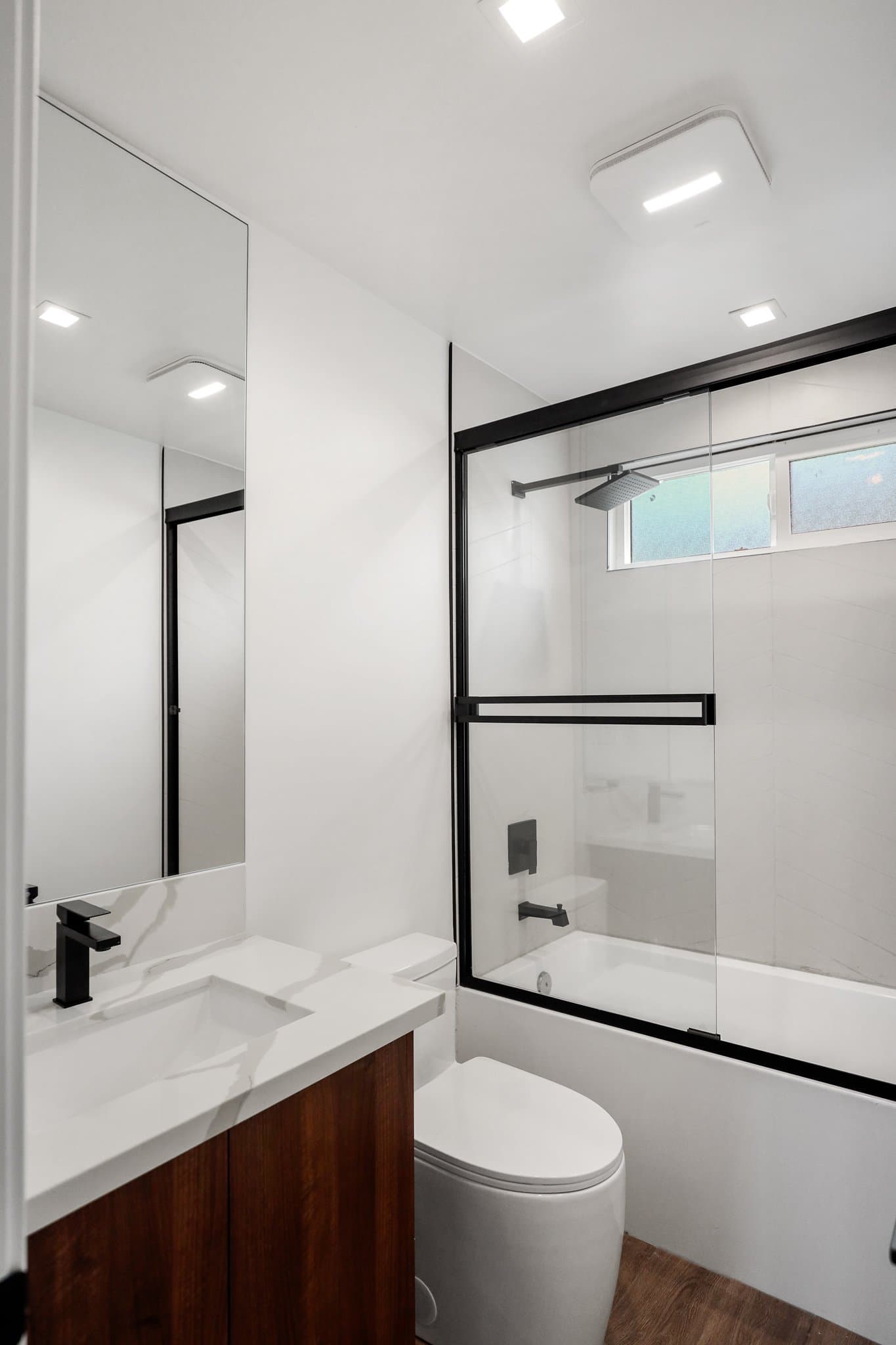 Los Angeles Apartment: 701 N Hill Place