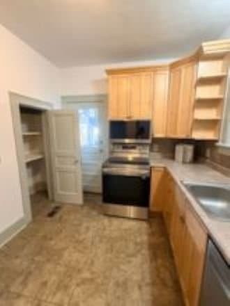 Savannah Other: 21 E 34th St