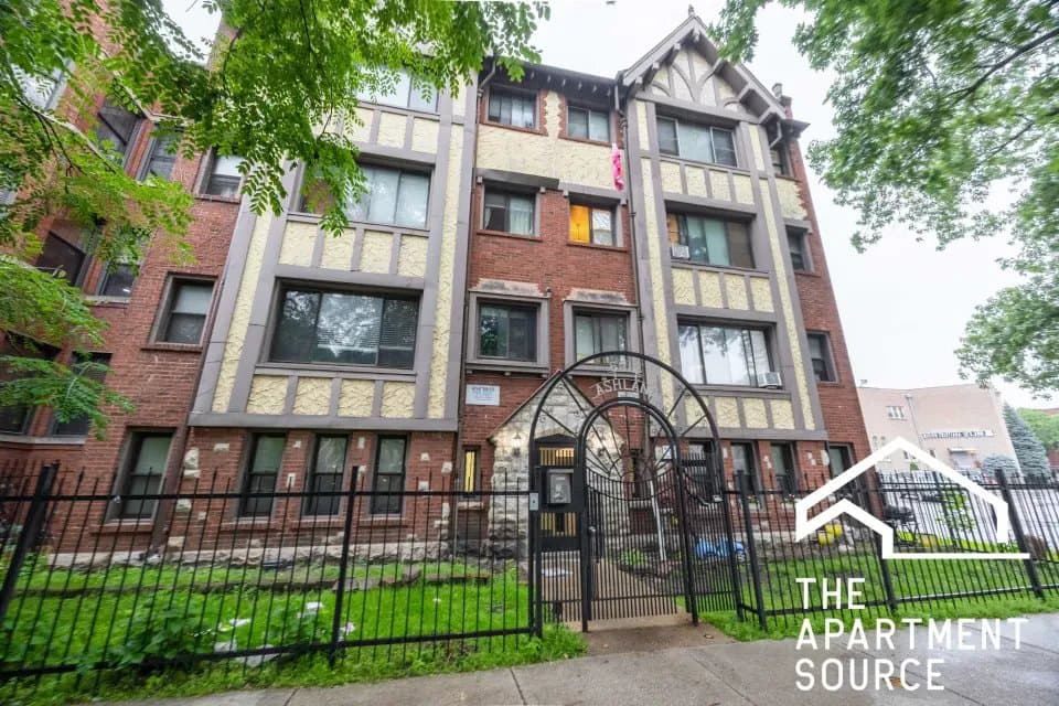 Chicago Apartment: 6912 North Ashland Avenue #410 Chicago, IL 60626