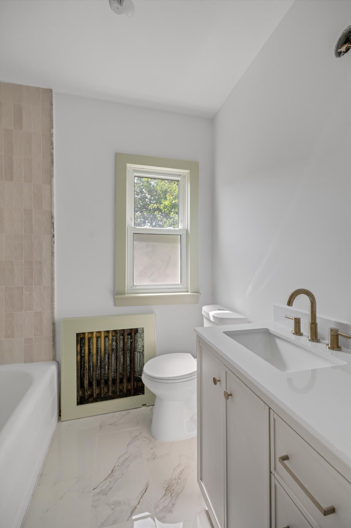 royal oak House: 2410 yale ave
