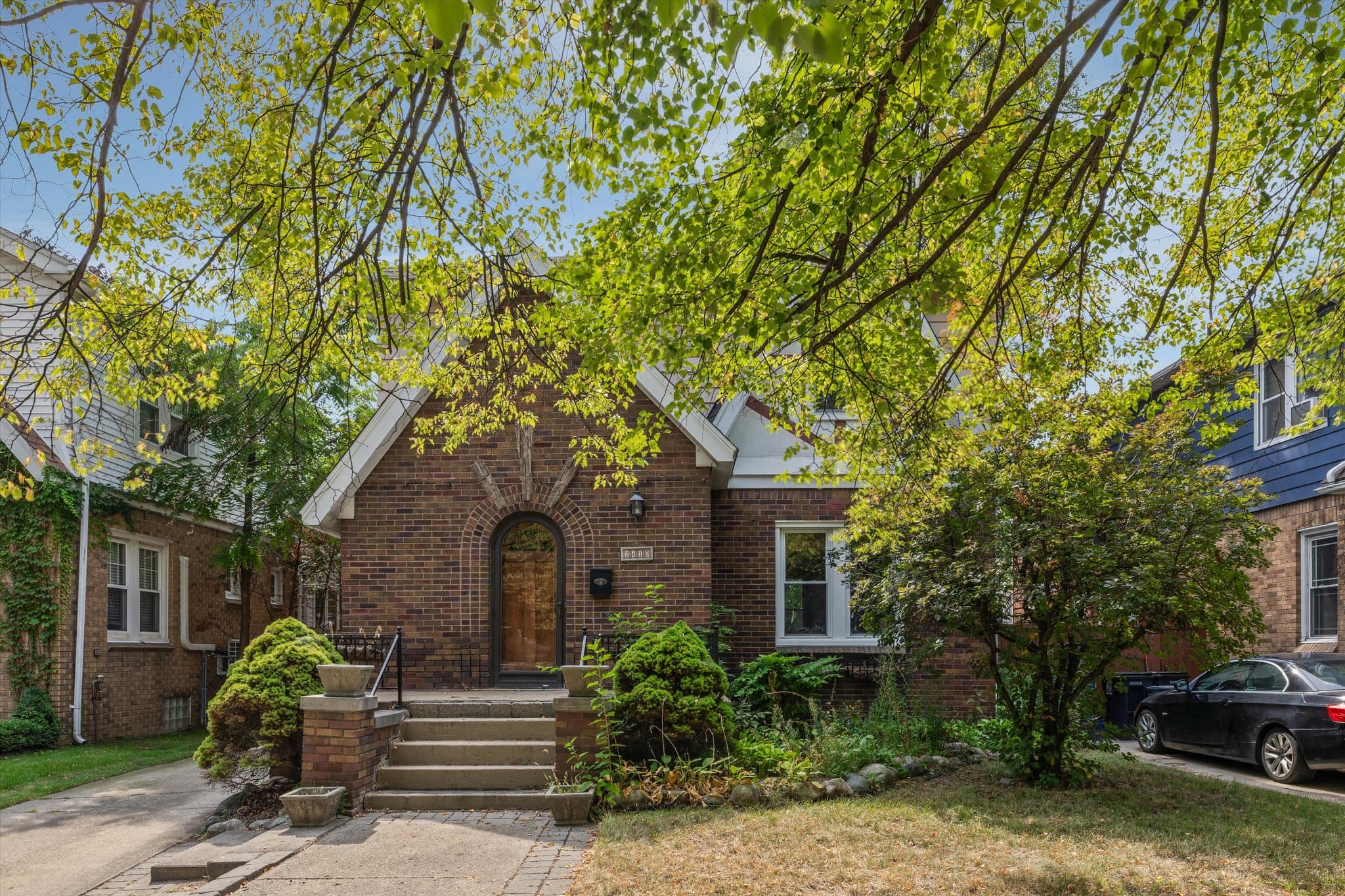 royal oak House: 2410 yale ave