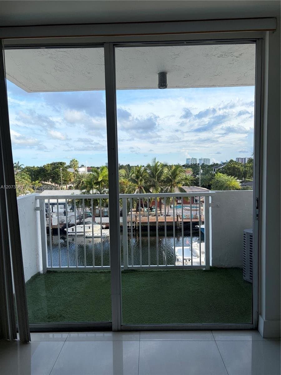 NORTH MIAMI Condo: 2000 NE 135th St