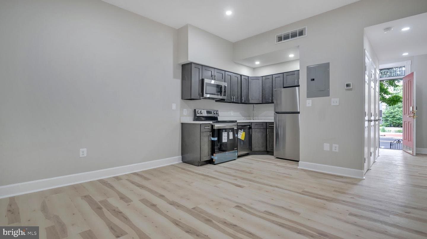 Washington Apartment: 1_8th Street, NE