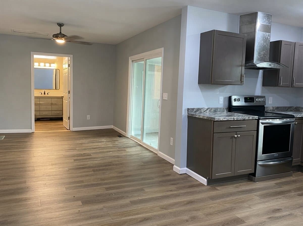 Johnson City House: 904 Earnest St
