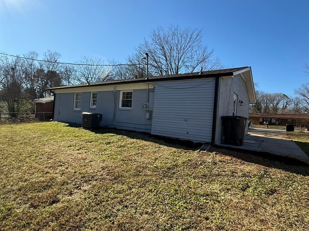Winston Salem House: 315 Creekway Court
