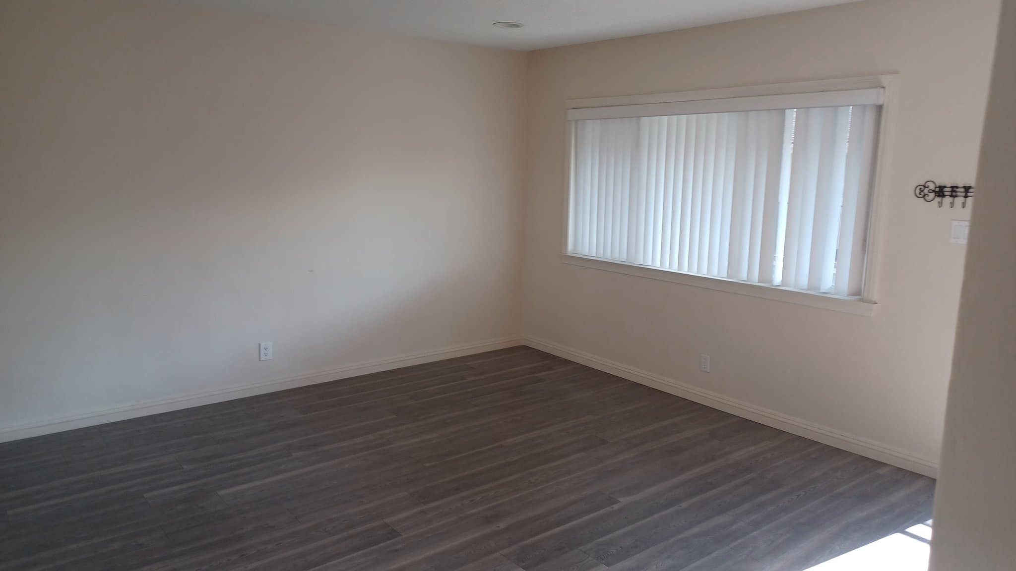 Hawthorne Apartment: 4382 W 130th St