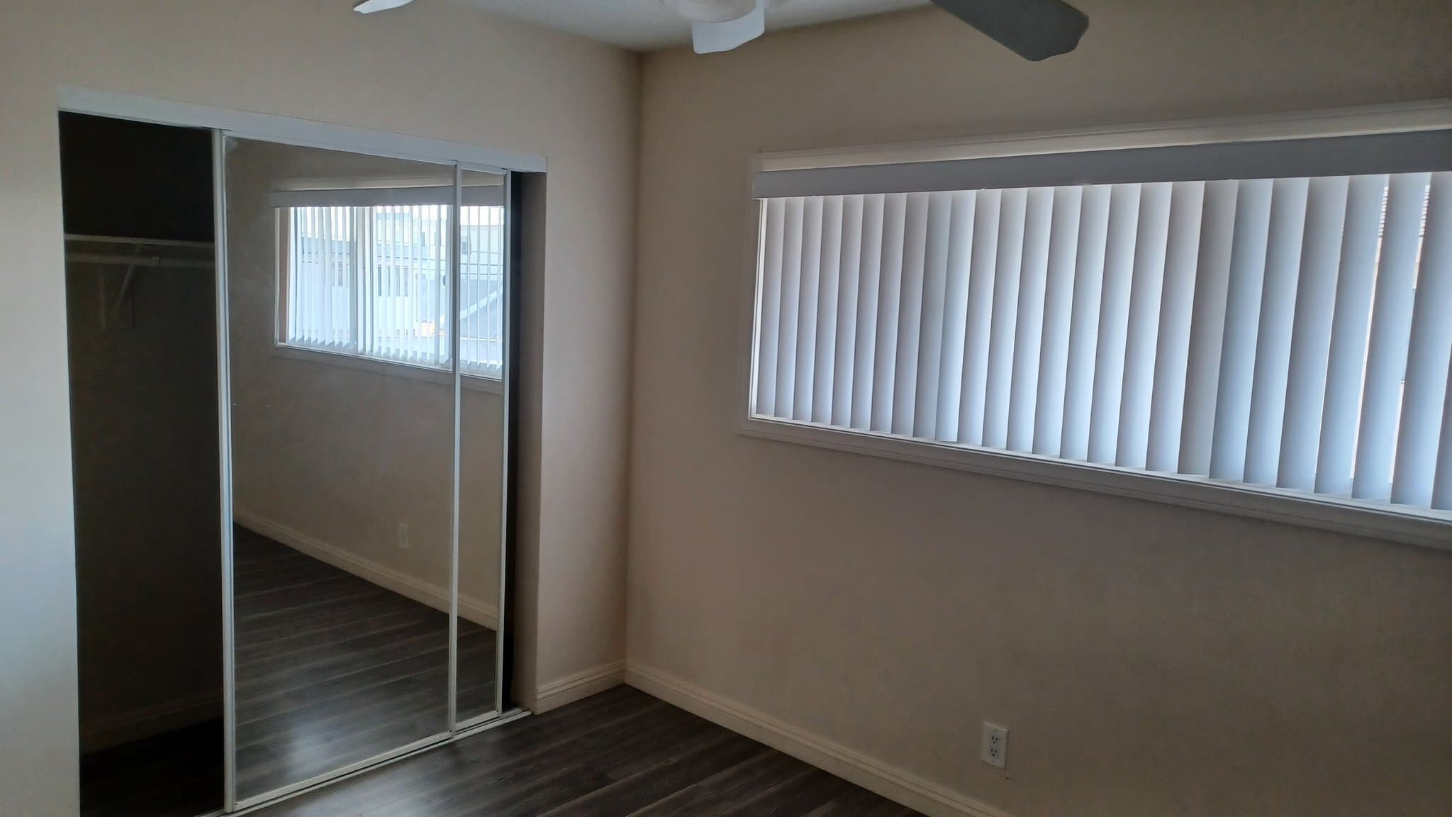 Hawthorne Apartment: 4382 W 130th St