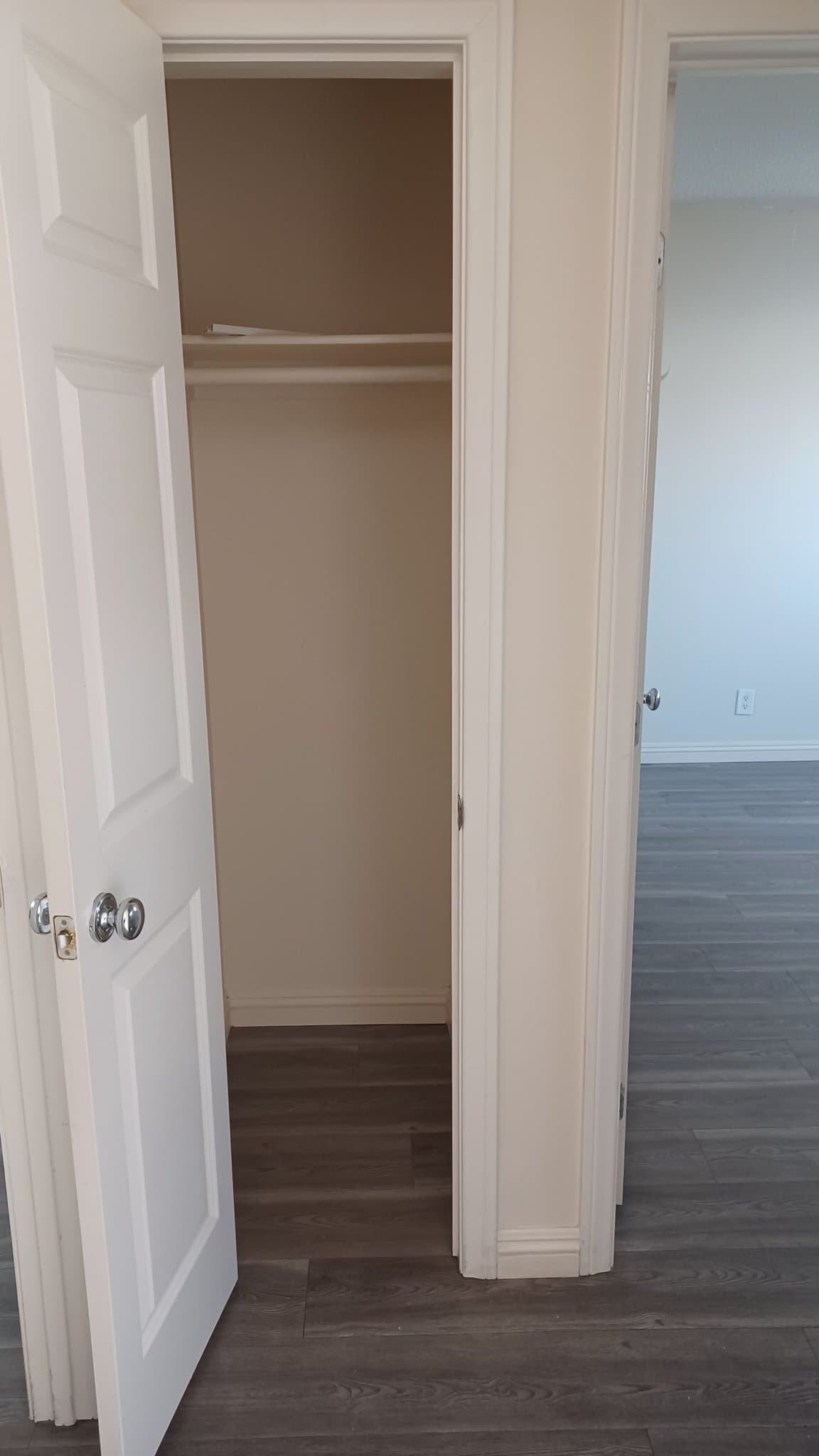 Hawthorne Apartment: 4382 W 130th St