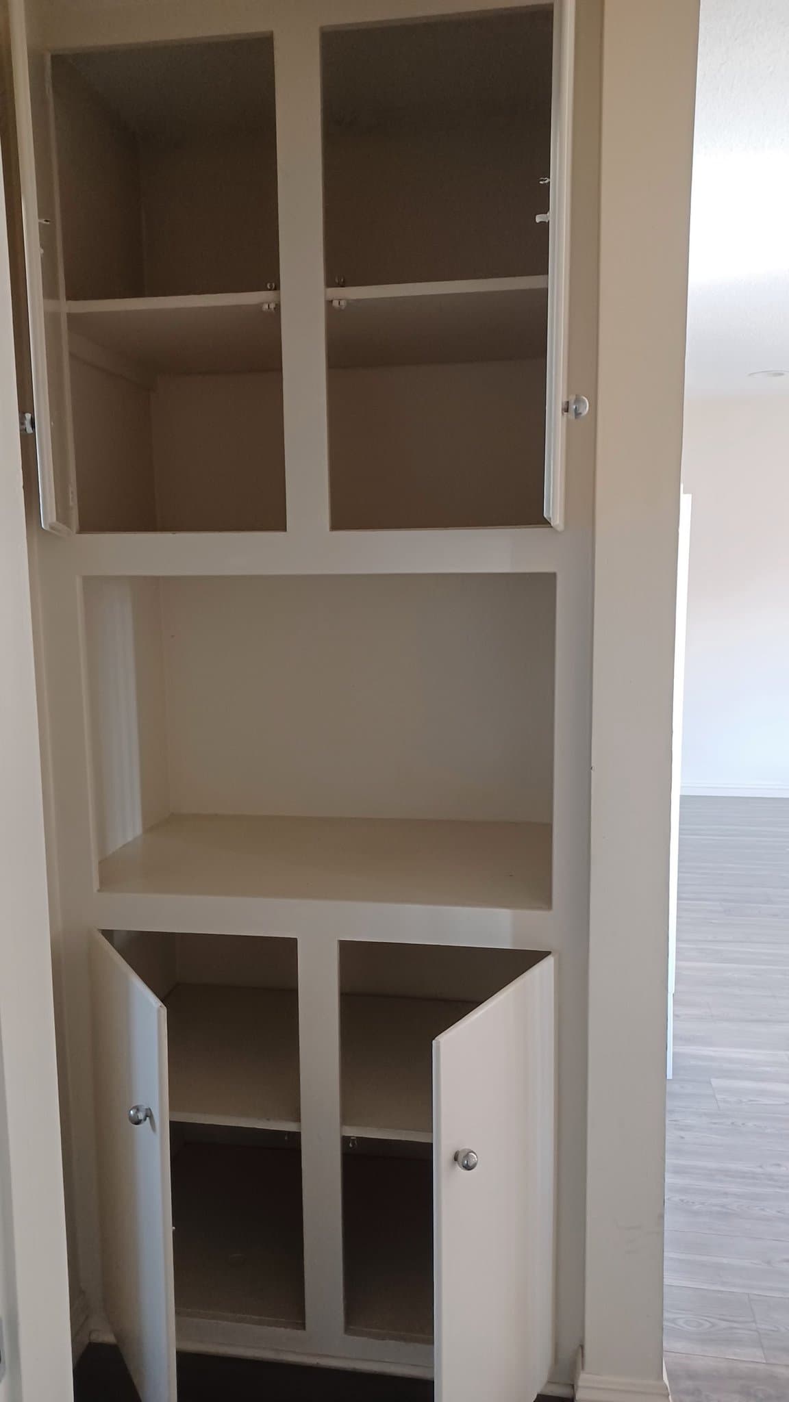 Hawthorne Apartment: 4382 W 130th St