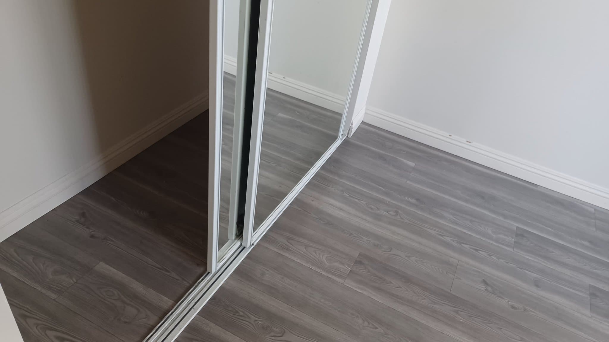 Hawthorne Apartment: 4382 W 130th St