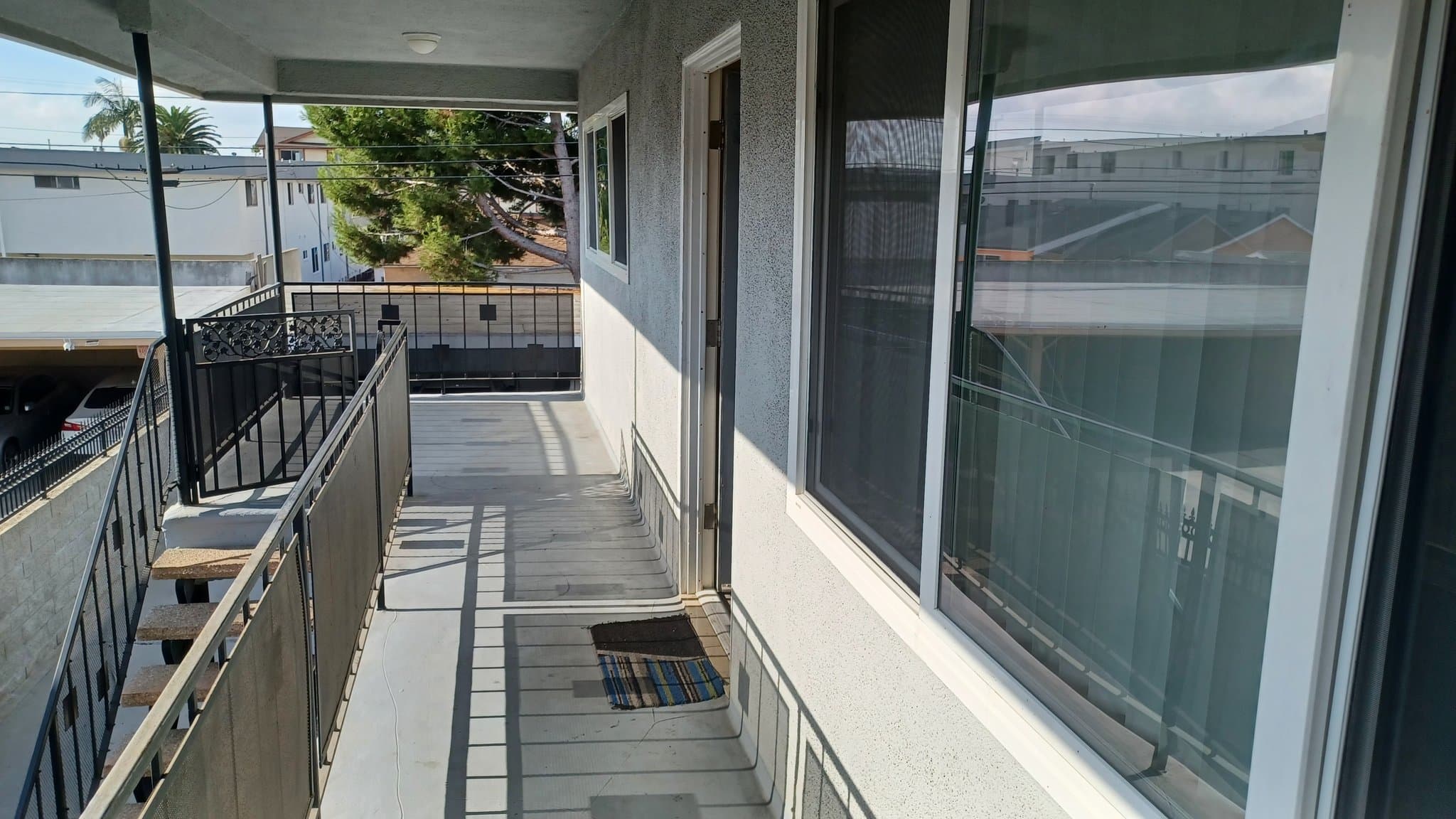 Hawthorne Apartment: 4382 W 130th St