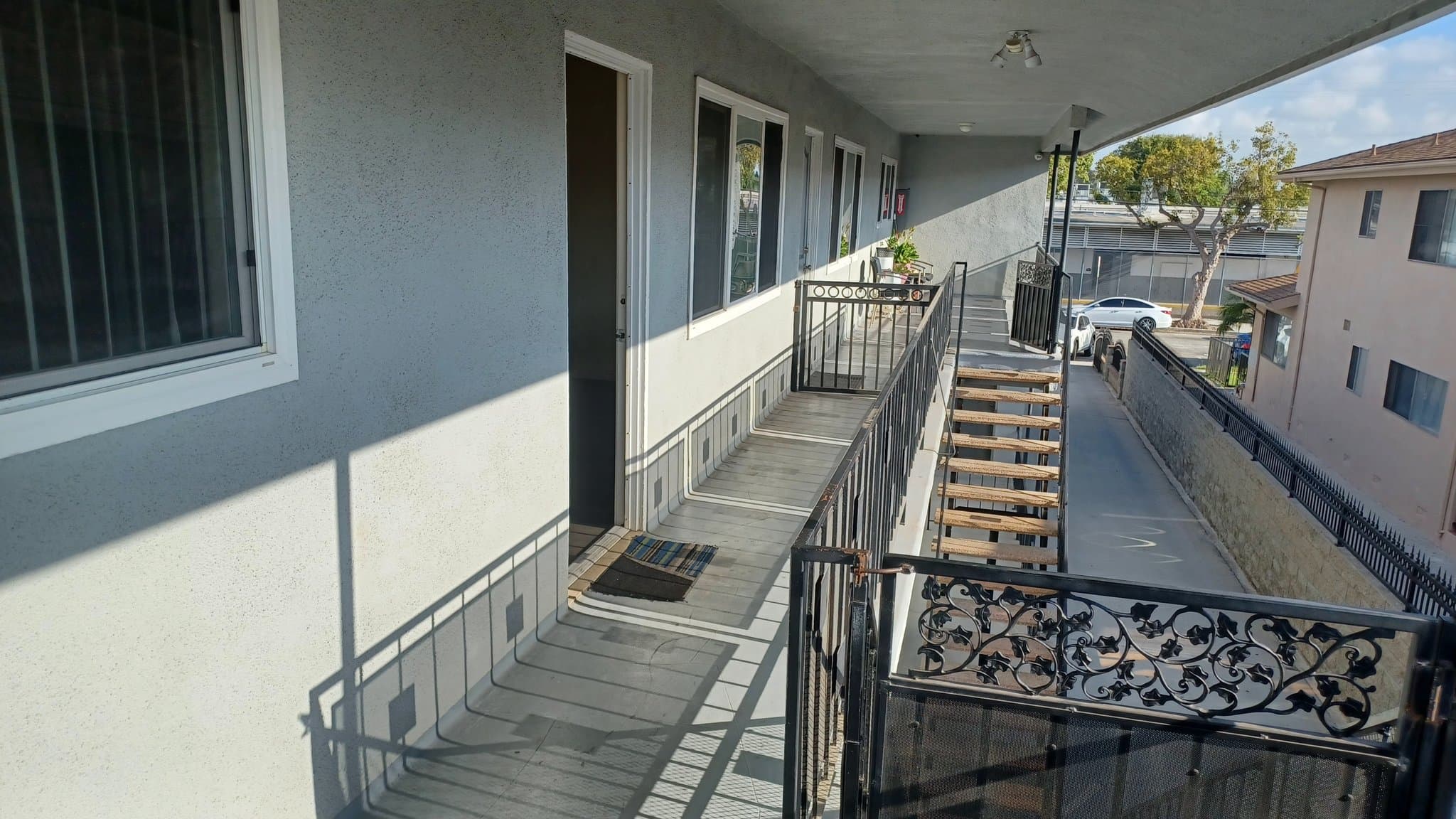 Hawthorne Apartment: 4382 W 130th St