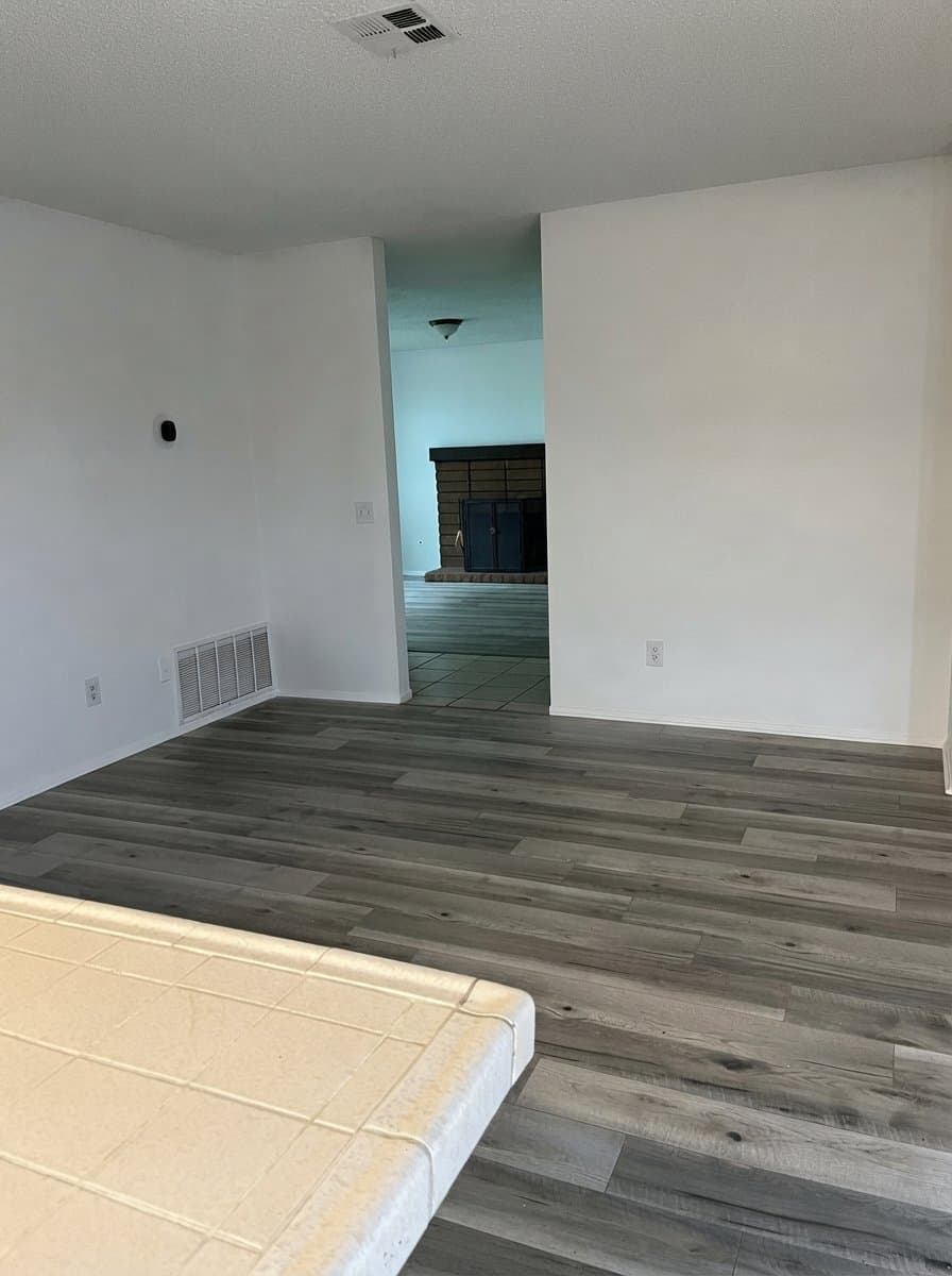 Riverside House: 4425 Bartel Dr