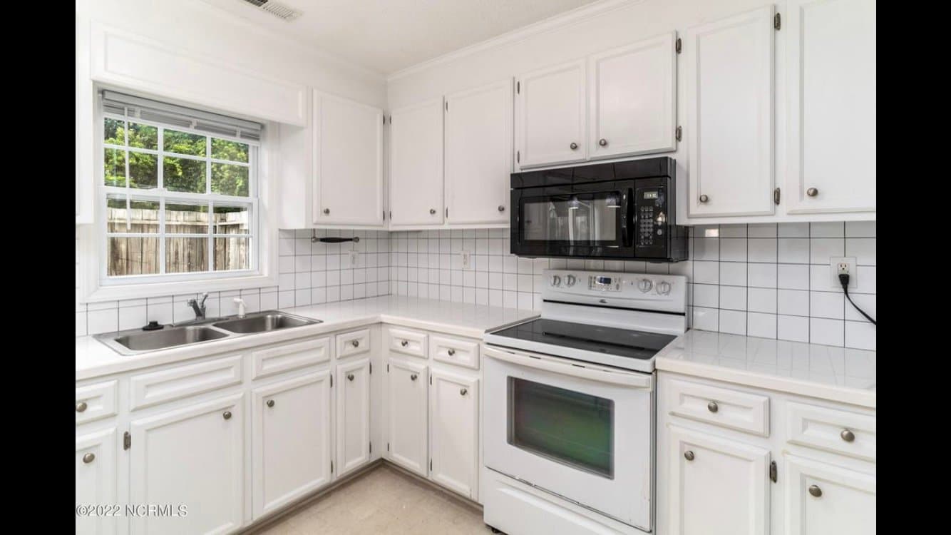 Winterville Townhome: 3809 E Vancroft Cir