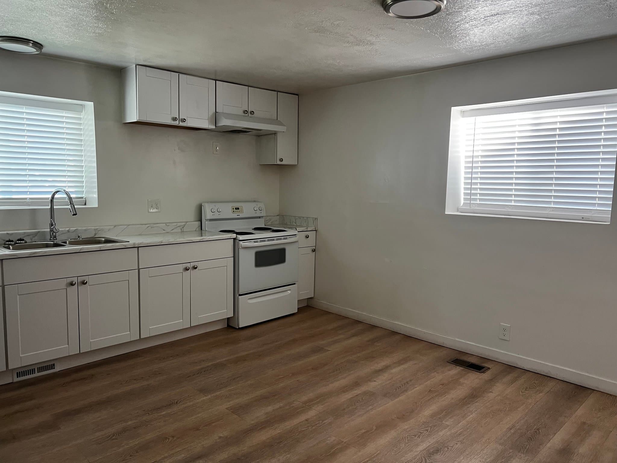 West Valley Townhome: 3909 W Benview Ave