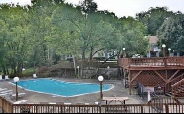 Louisville Condo: 370 Crescent Spring Dr