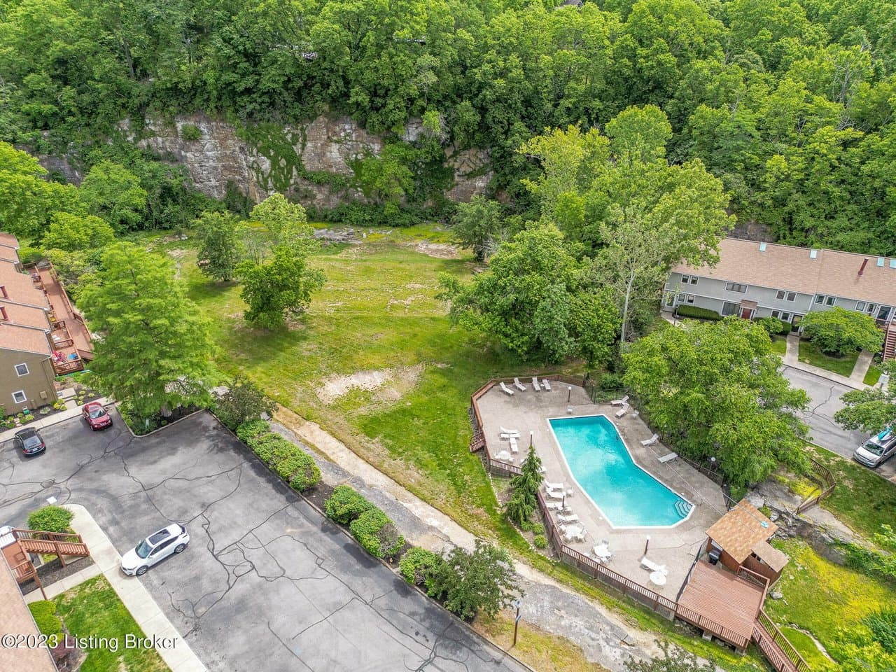 Louisville Condo: 370 Crescent Spring Dr