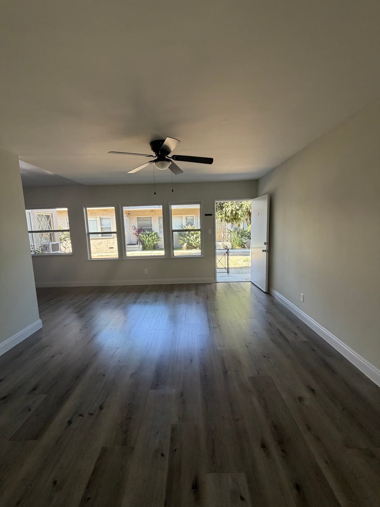 Los Angeles Apartment: 3965 S Normandie Ave
