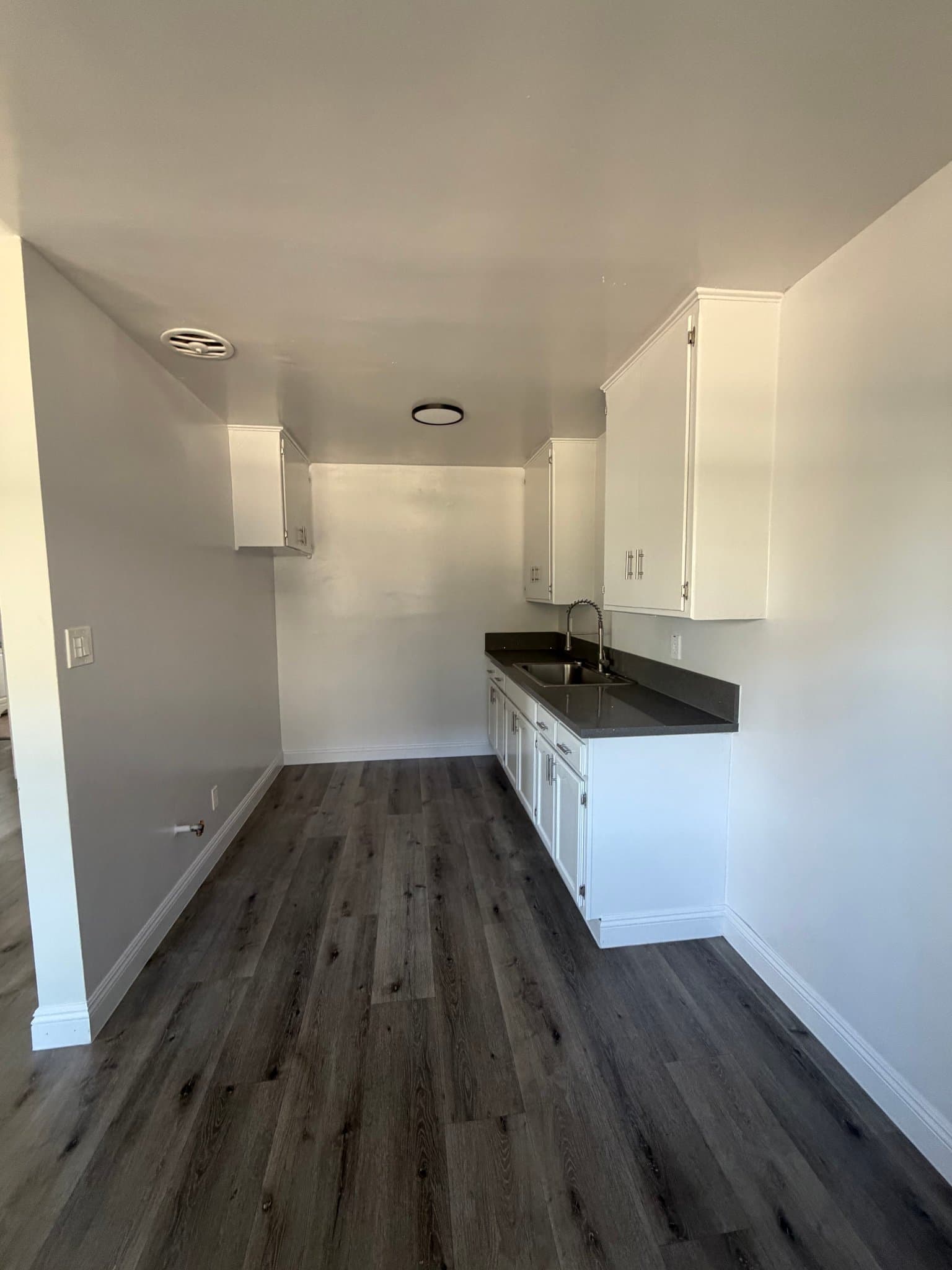 Los Angeles Apartment: 3965 S Normandie Ave