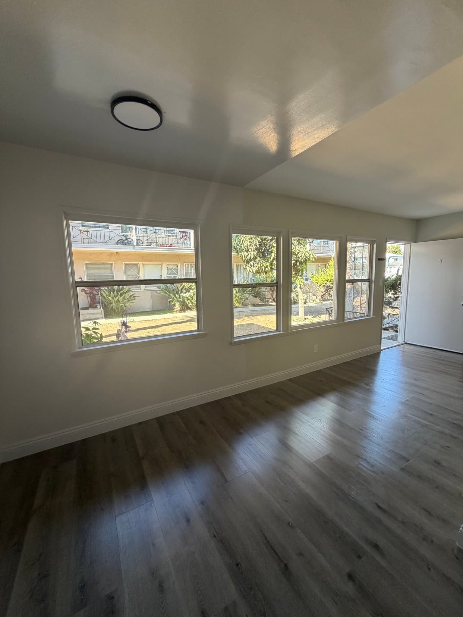 Los Angeles Apartment: 3965 S Normandie Ave