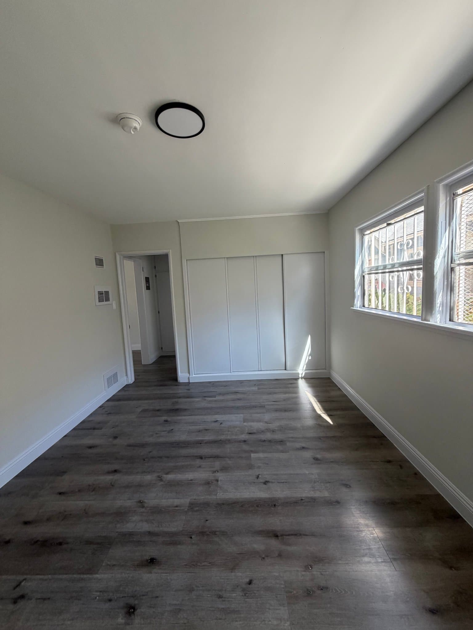 Los Angeles Apartment: 3965 S Normandie Ave