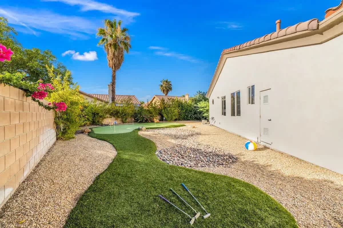 La Quinta House: 44260 Vía Coronado