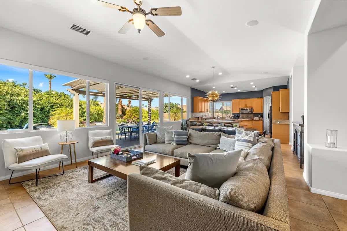 La Quinta House: 44260 Vía Coronado