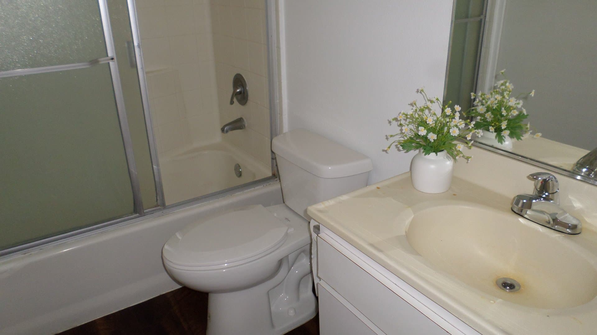Los Angeles Apartment: 5271 Huntington Drive North, Los Angeles, CA, USA