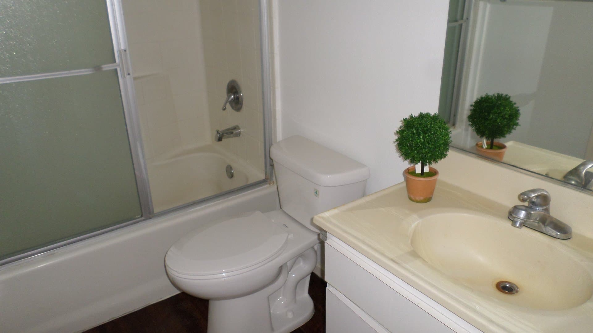 Los Angeles Apartment: 5271 Huntington Drive North, Los Angeles, CA, USA