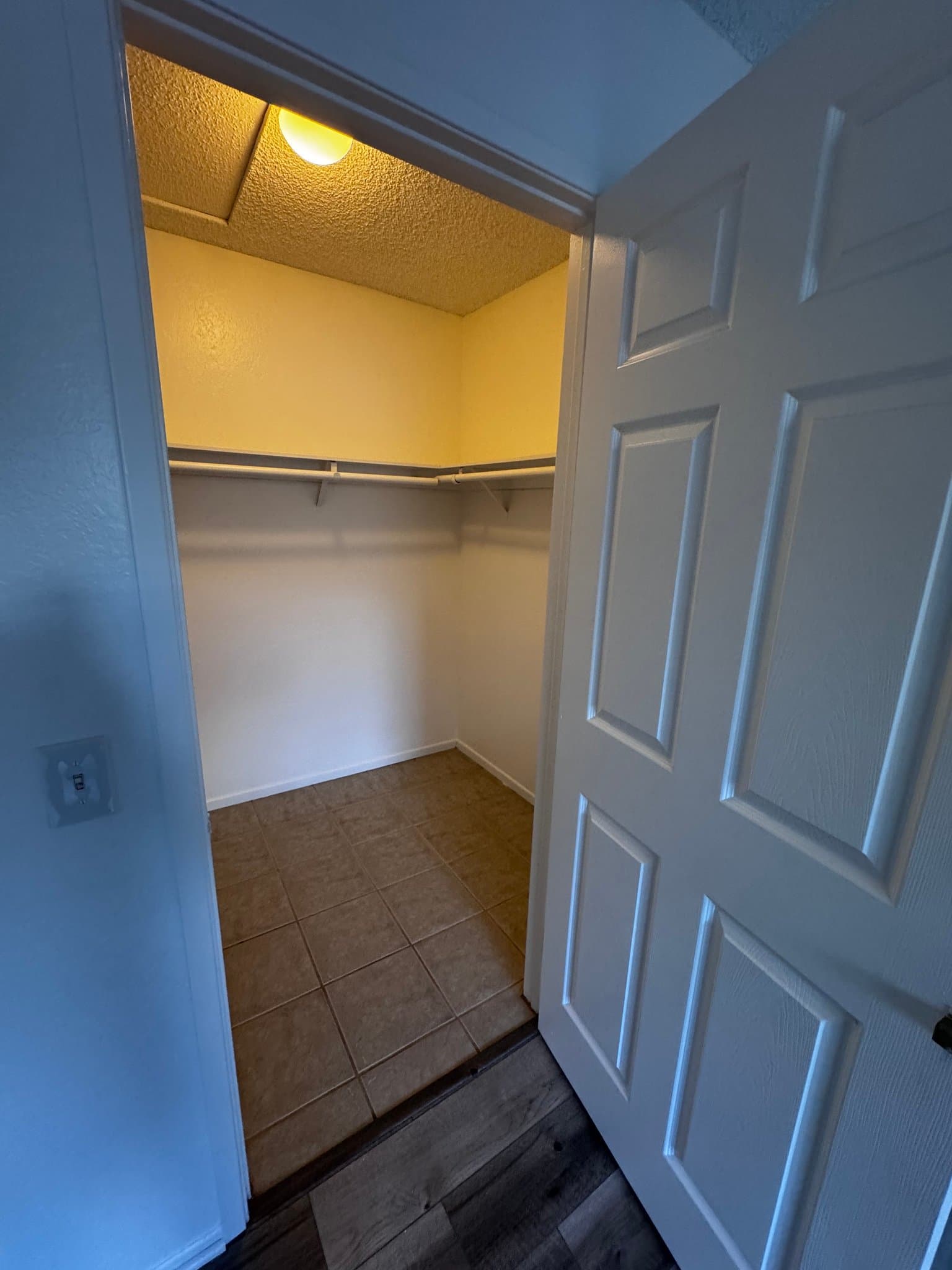 Riverside House: 4425 Bartel Dr
