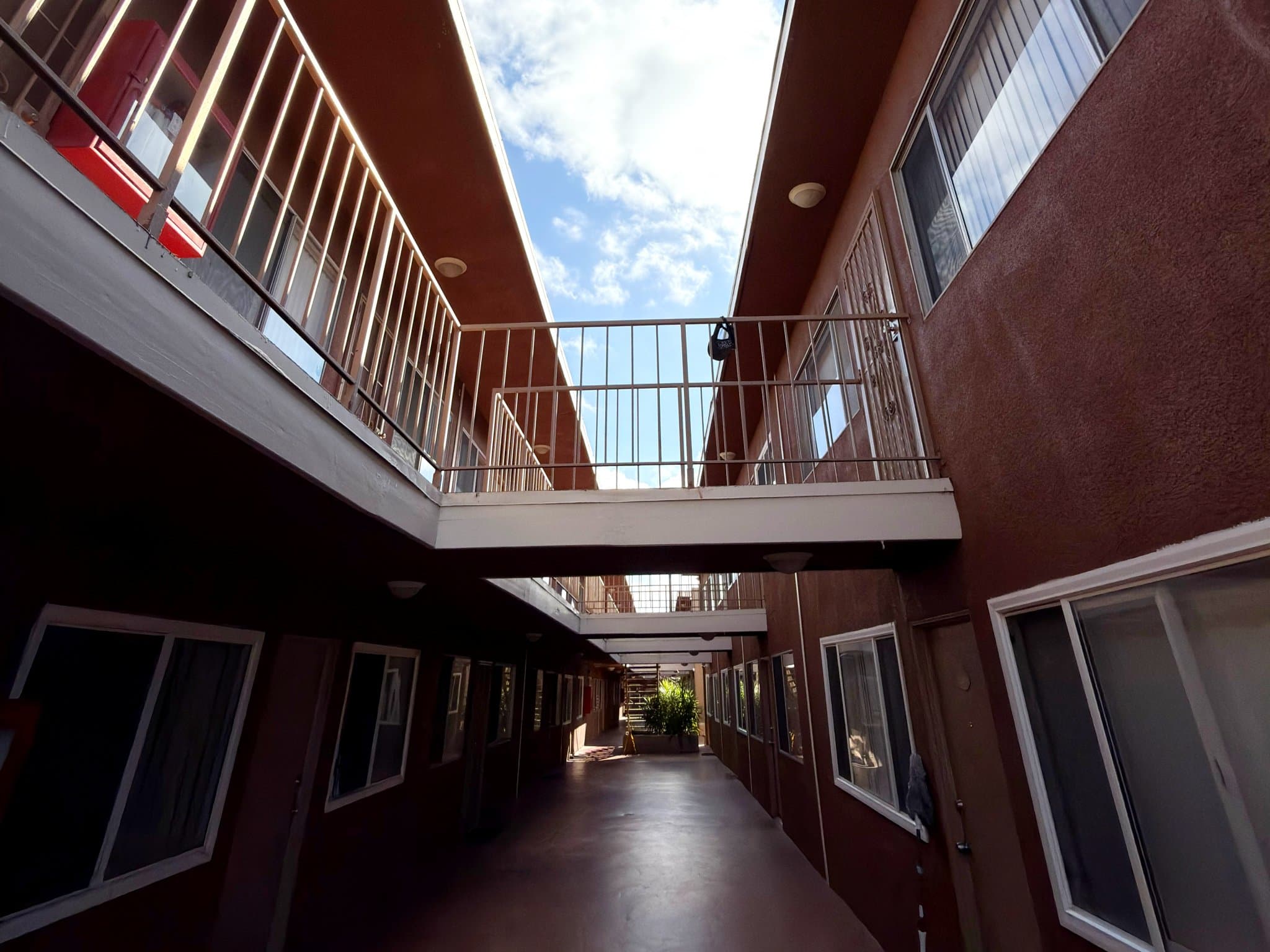 Hawthorne Apartment: 13611 Doty Ave