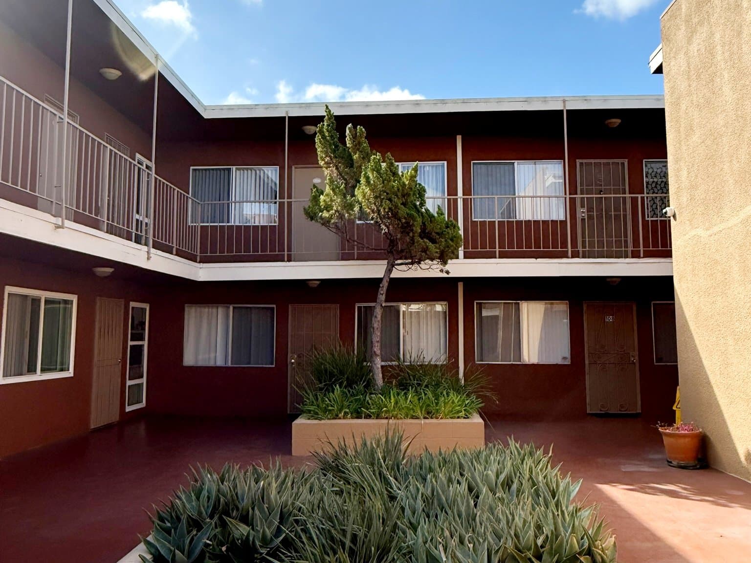 Hawthorne Apartment: 13611 Doty Ave