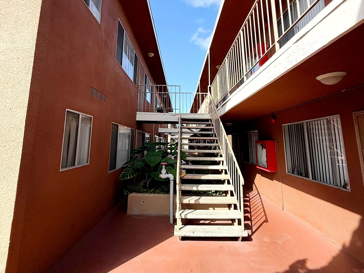 Hawthorne Apartment: 13611 Doty Ave