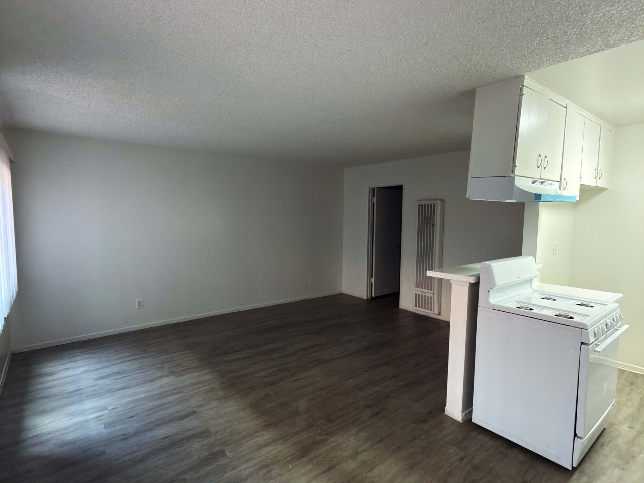 Hawthorne Apartment: 13611 Doty Ave