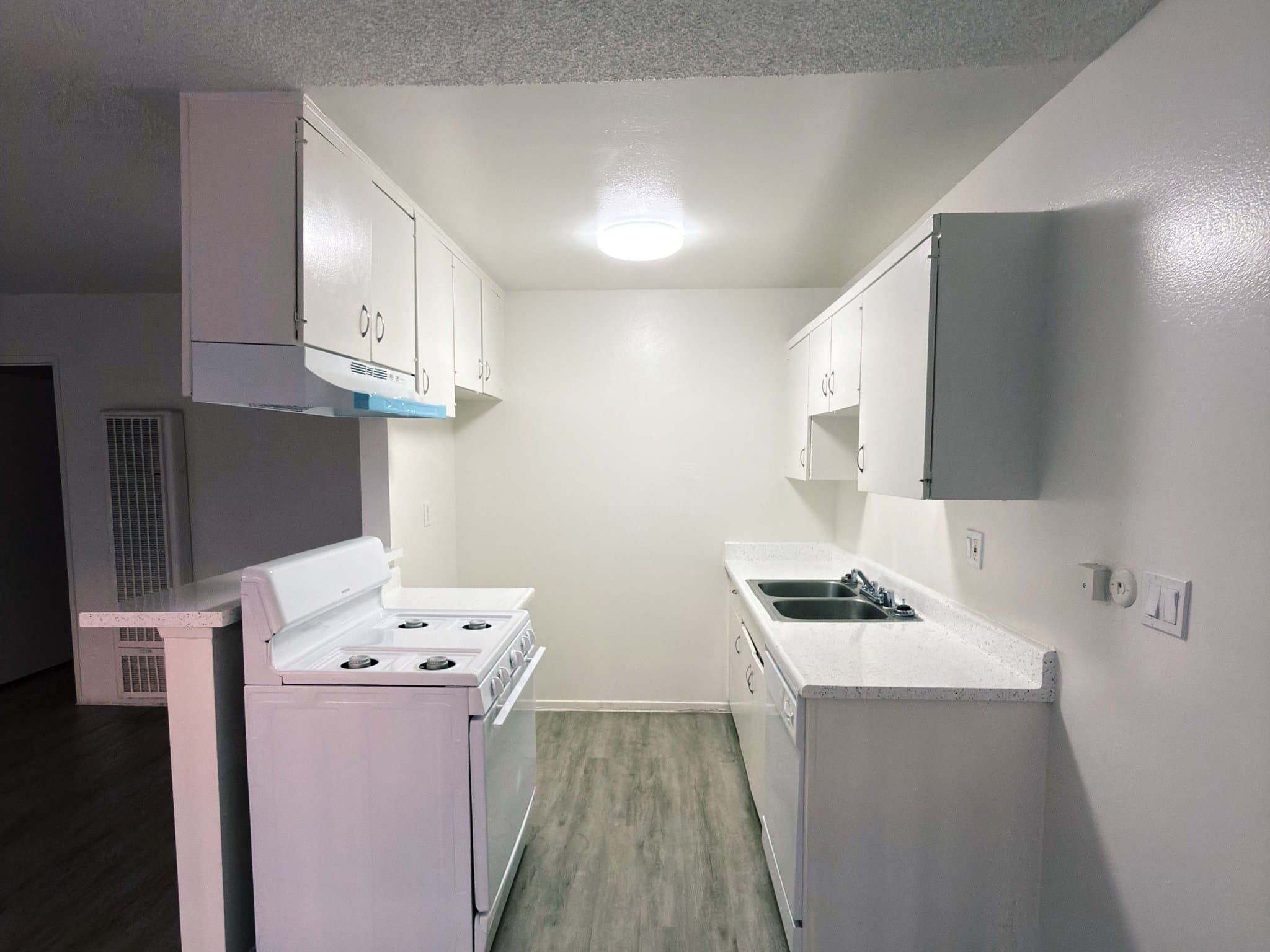 Hawthorne Apartment: 13611 Doty Ave