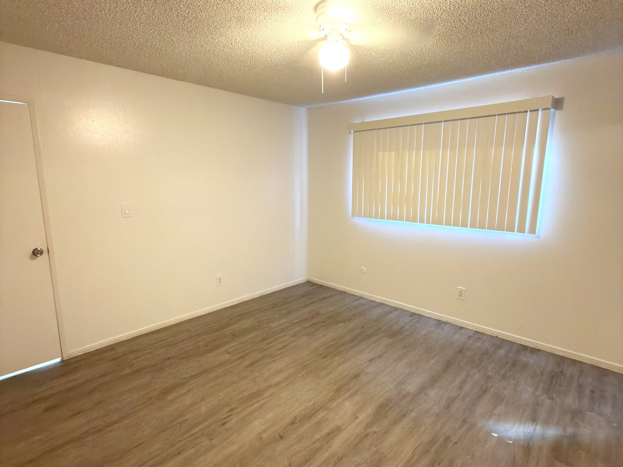 Hawthorne Apartment: 13611 Doty Ave