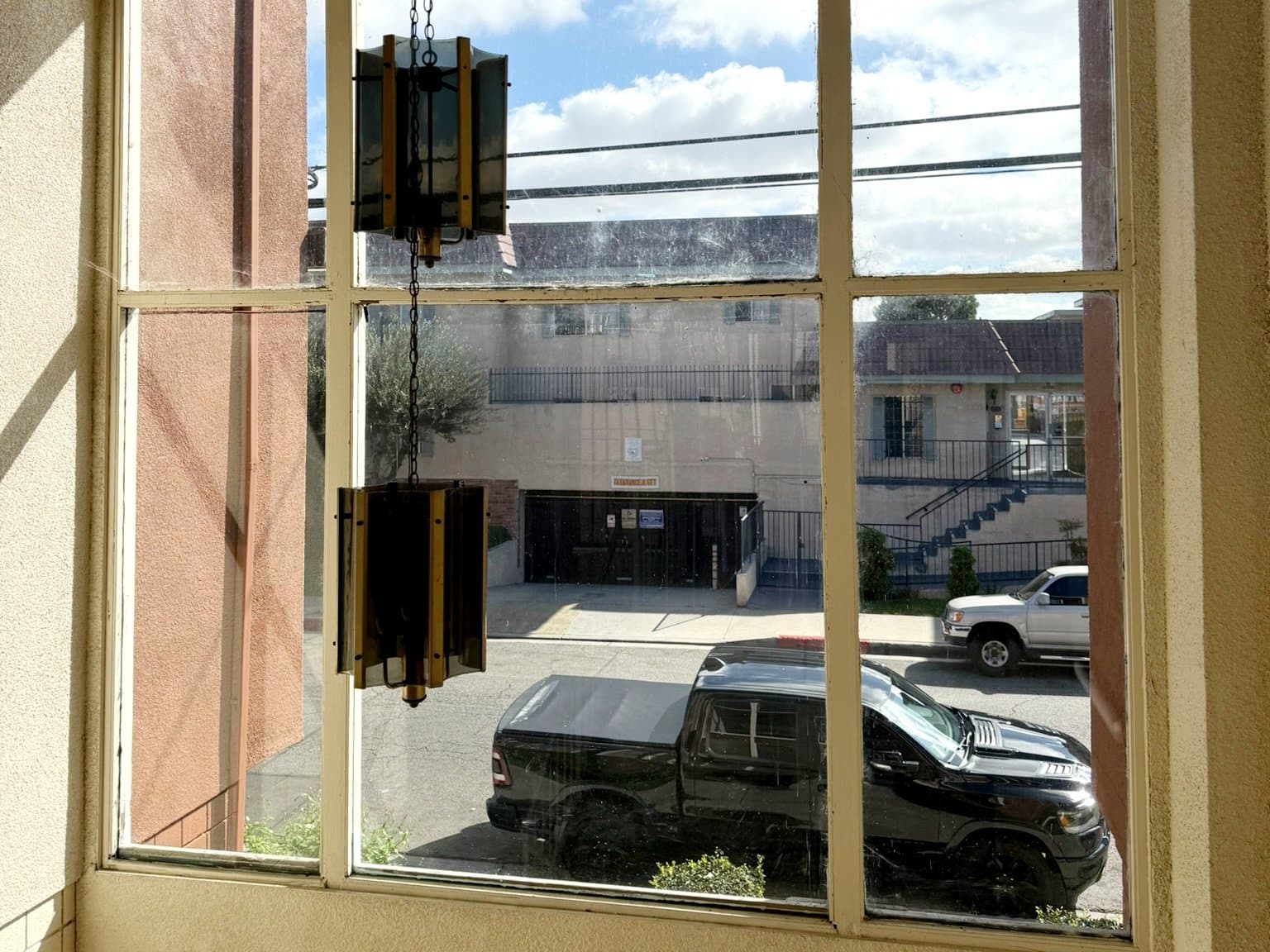 Hawthorne Apartment: 13611 Doty Ave