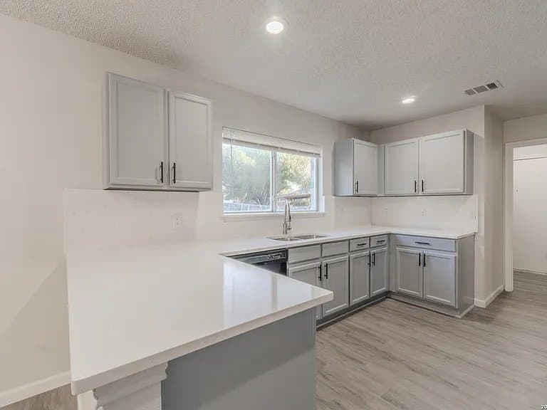 New Braunfels House: 1041 Rolling path