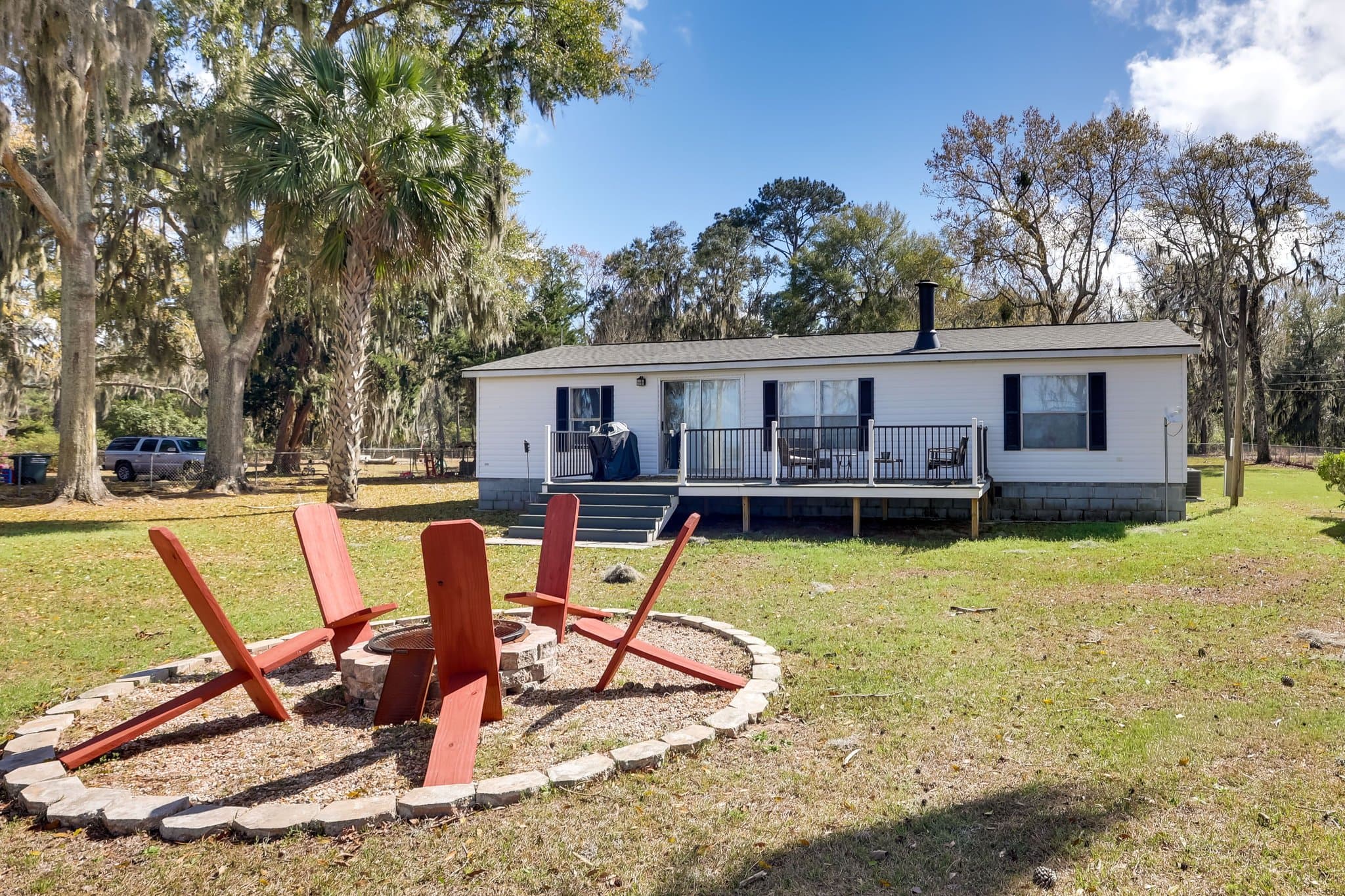 Midway House: 302 Lakeside Dr, Midway, GA 31320