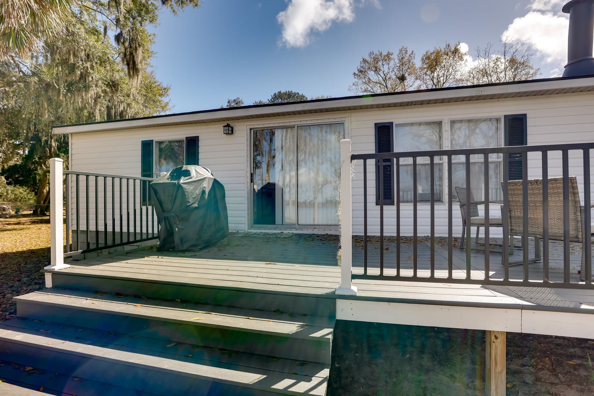 Midway House: 302 Lakeside Dr, Midway, GA 31320