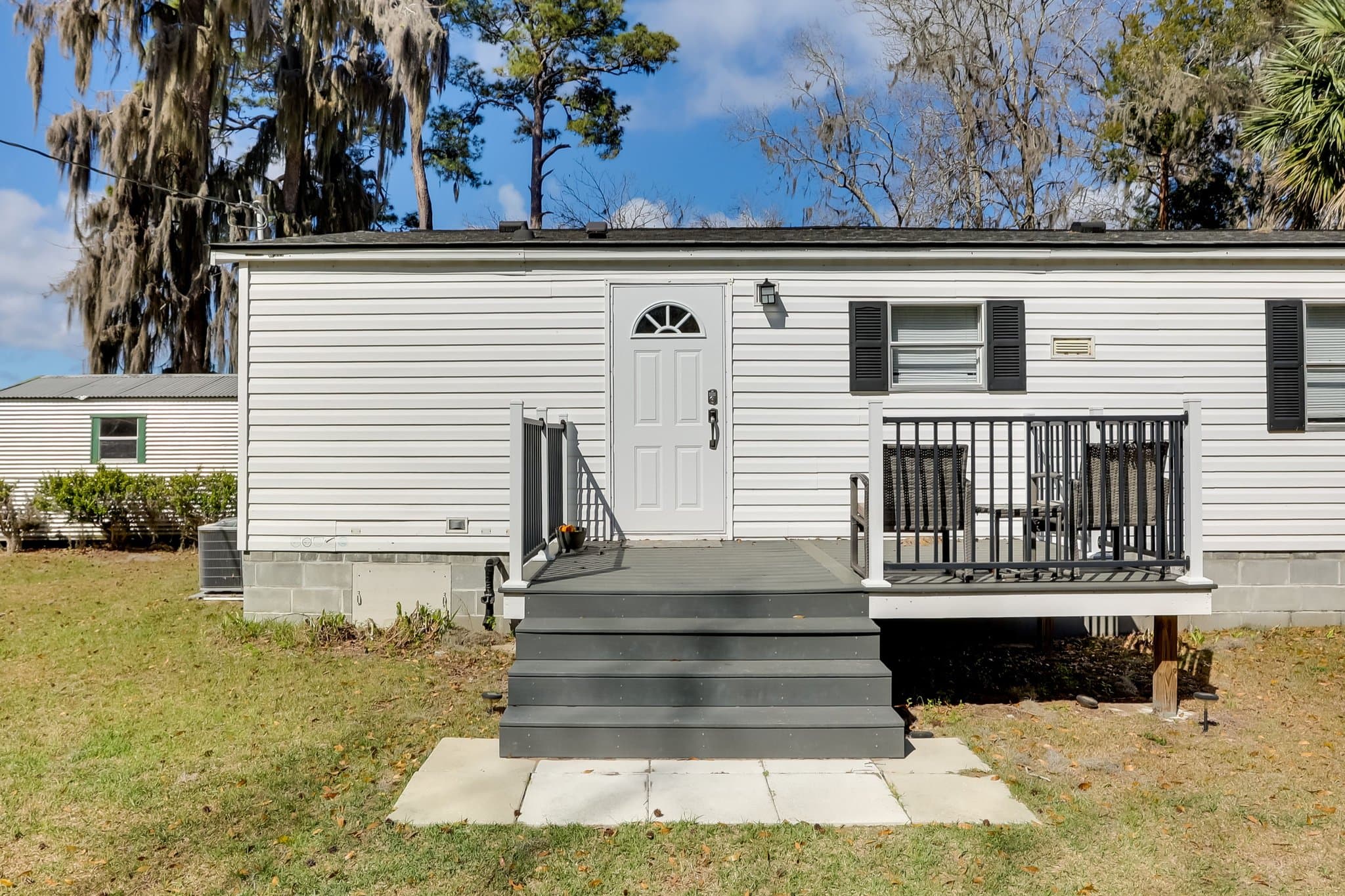 Midway House: 302 Lakeside Dr, Midway, GA 31320