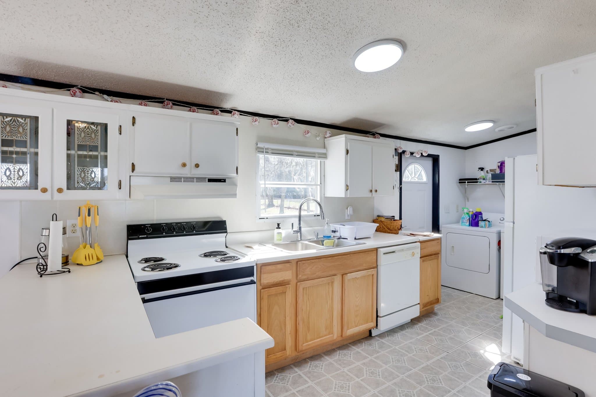 Midway House: 302 Lakeside Dr, Midway, GA 31320