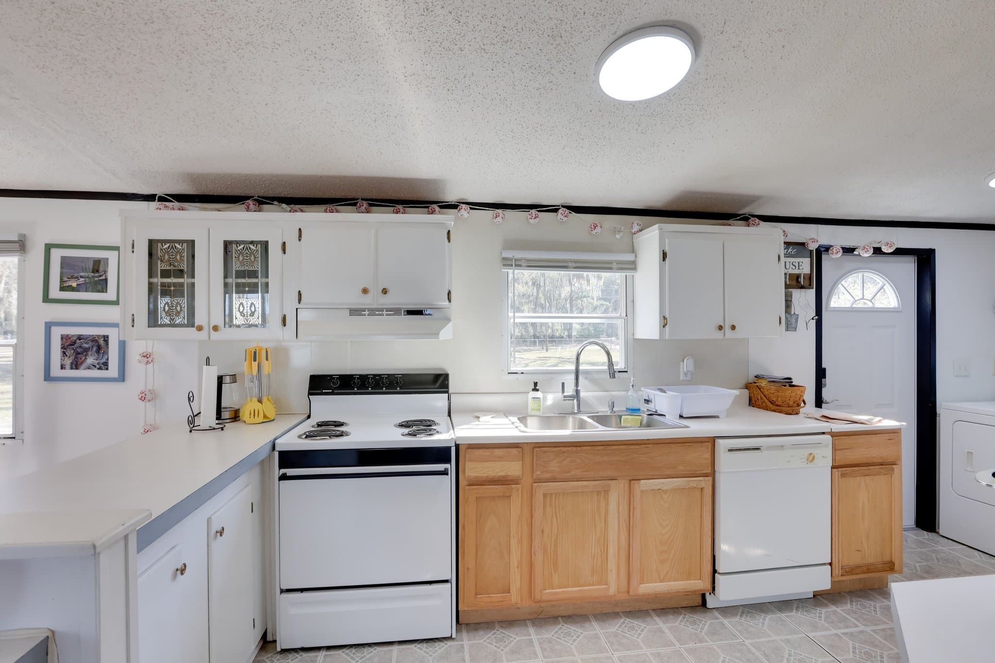 Midway House: 302 Lakeside Dr, Midway, GA 31320