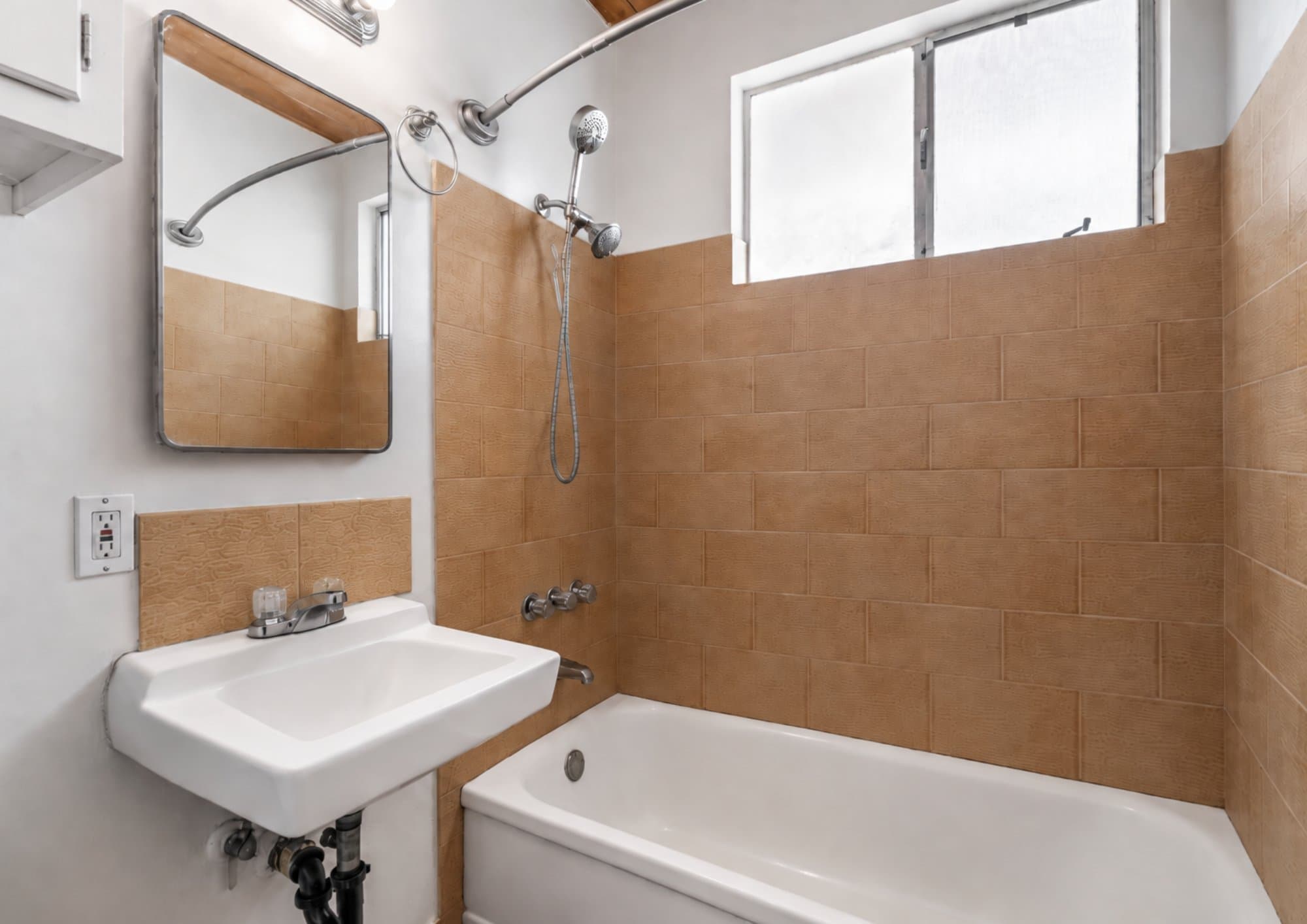 Los Angeles Apartment: 826 S Grand View St