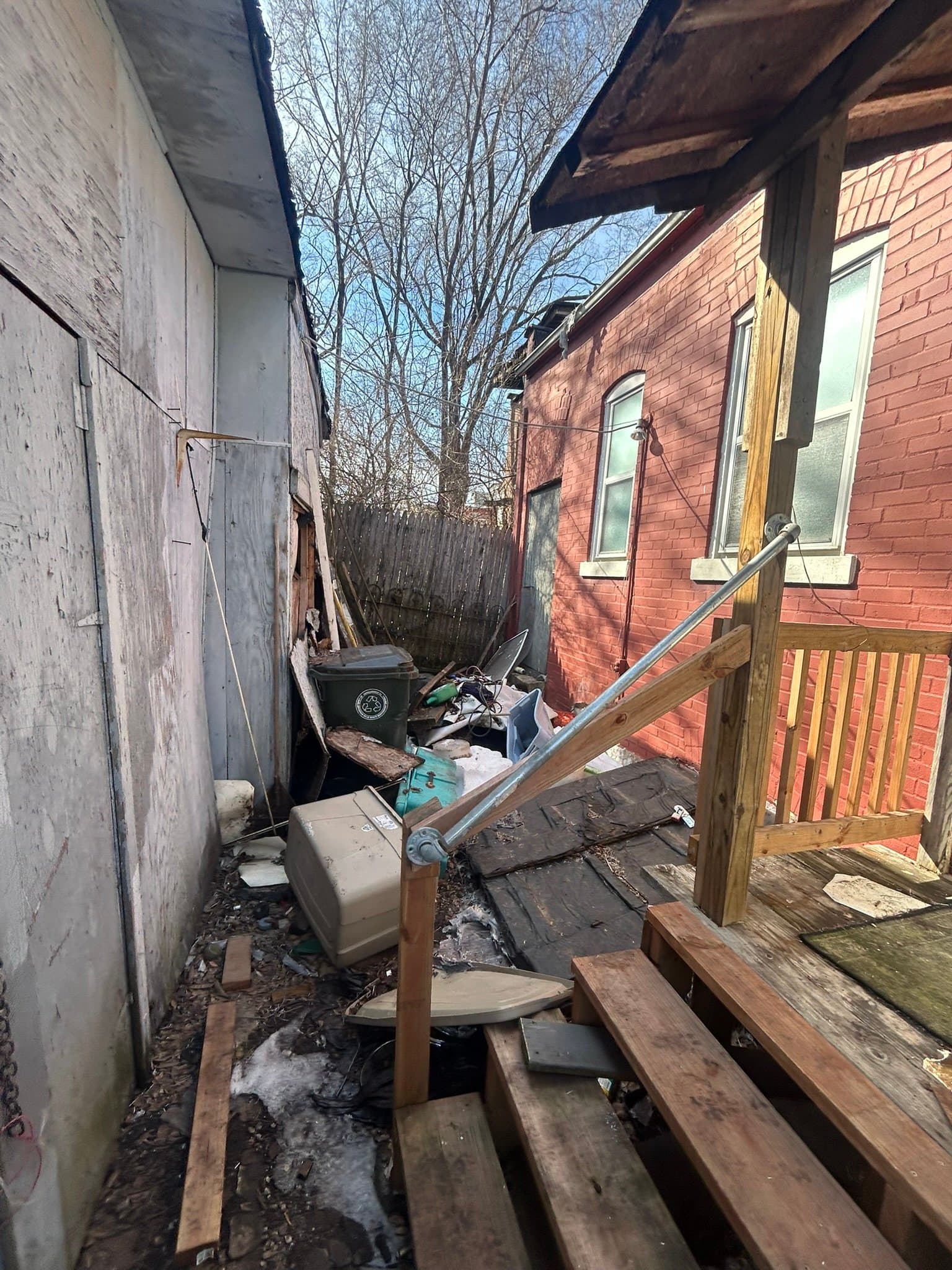 St. Louis House: 2028 E Prairie Ave